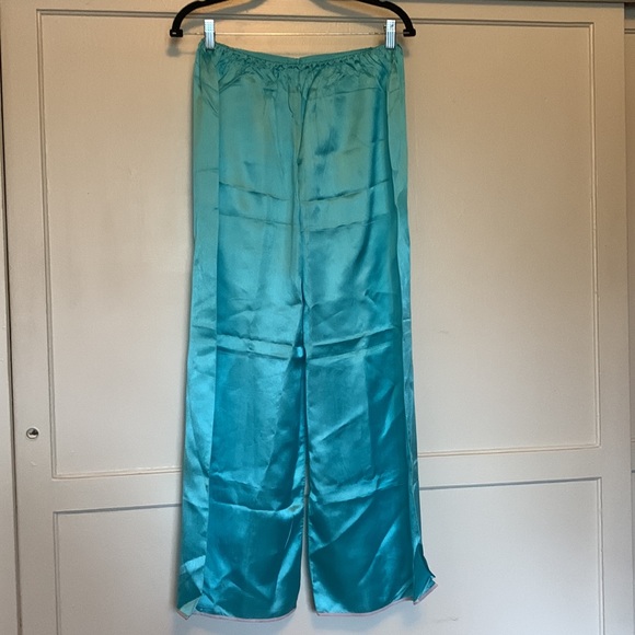 BEAUTIFUL Vintage silky Chinese embroidered pajamas with pink detailing - Picture 8 of 17